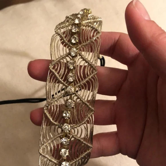 💎 Amazing jeweled headband. Amazing gold wire detail for ultimate Queen vibes. - Picture 10 of 16